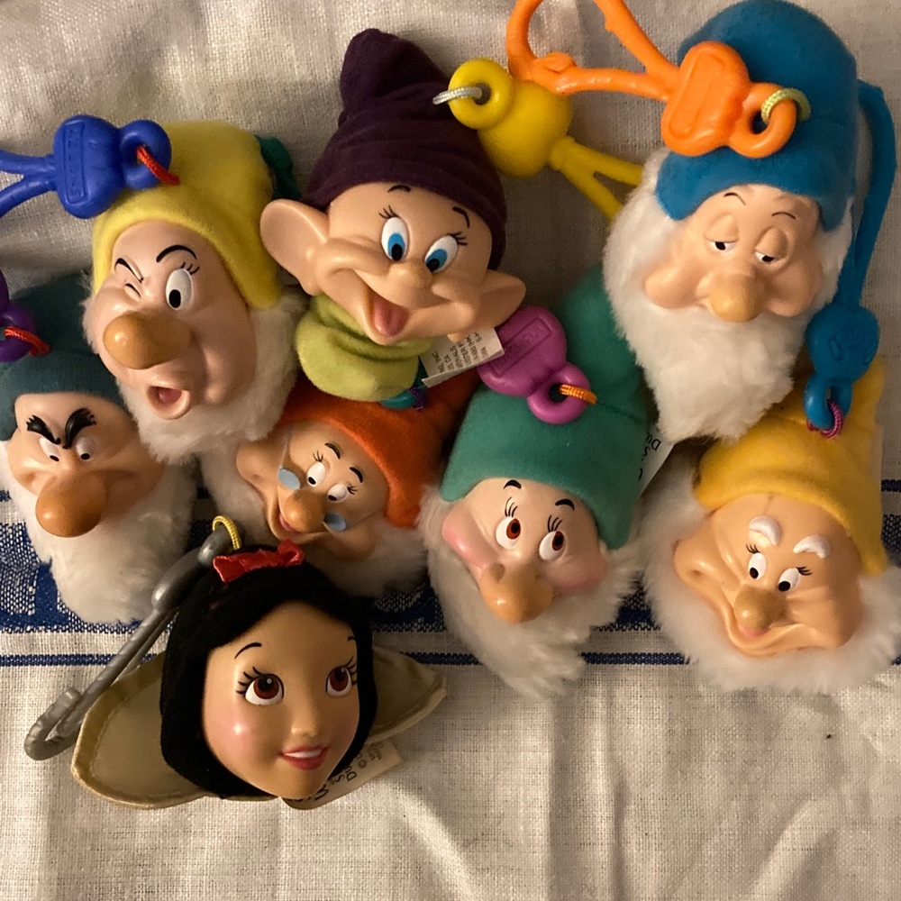 VINTAGE SNOW WHITE AND THE SEVEN DWARFS PLUSH Keychain Set - - Picture 5 of 7